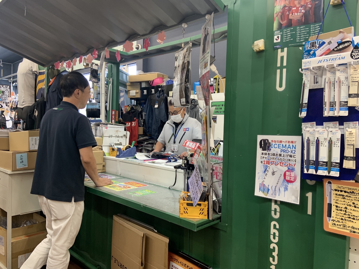 サービスカウンターではスタッフが丁寧に接客いたします