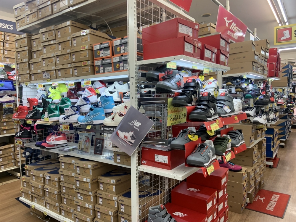 普段着にも合わせられるおしゃれなデザインのJSAAO規格安全靴