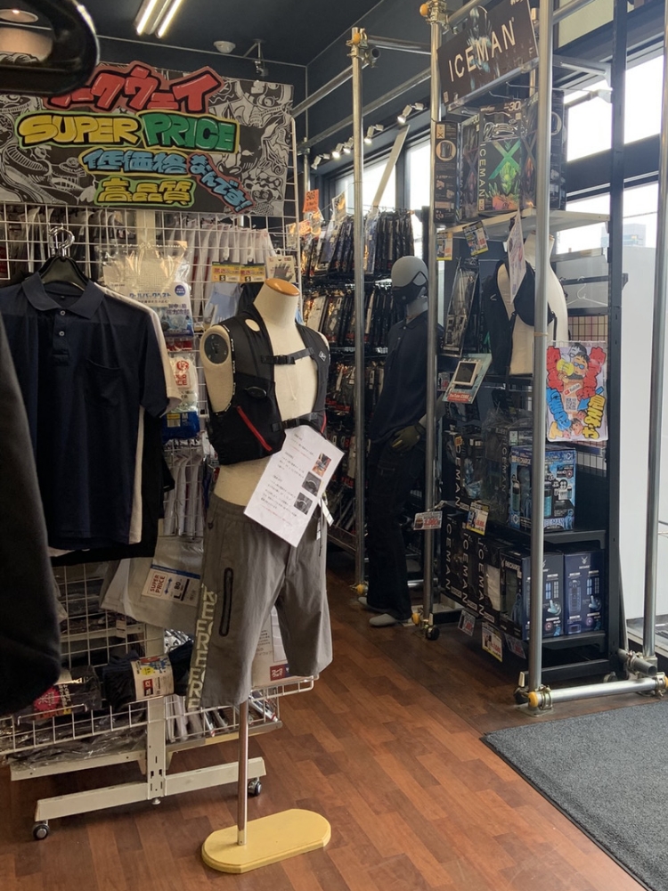 入口では冷却ベストを着たマネキンがお出迎え