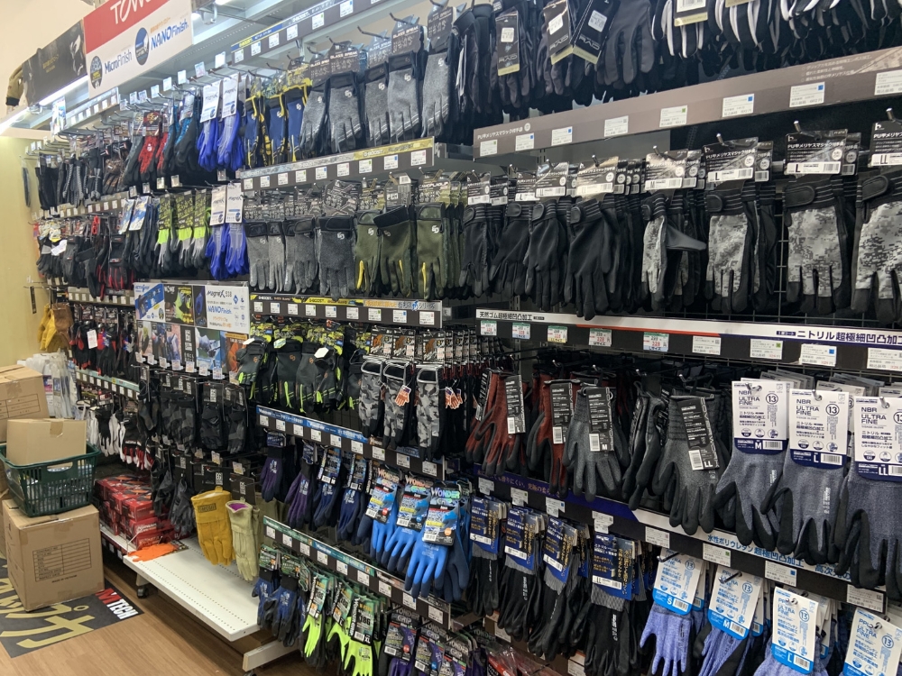 圧倒的な品揃えの軍手コーナー一画