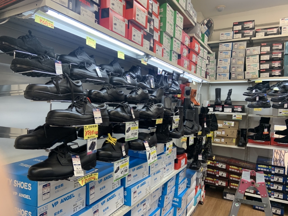 似た見た目でも、形や幅などが異なるJIS規格の安全靴