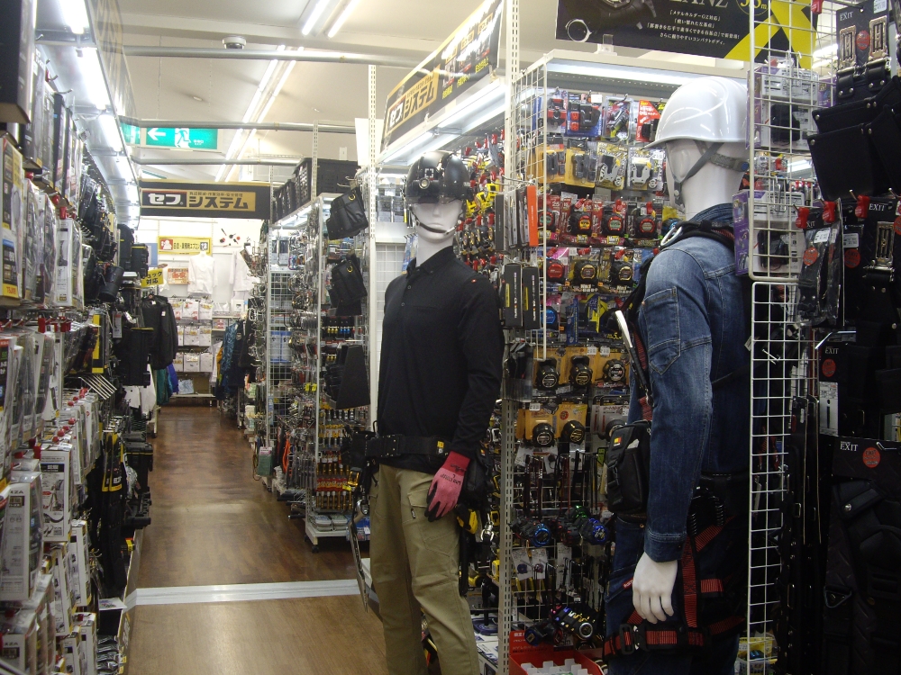 職人風マネキンが迎える工具コーナー