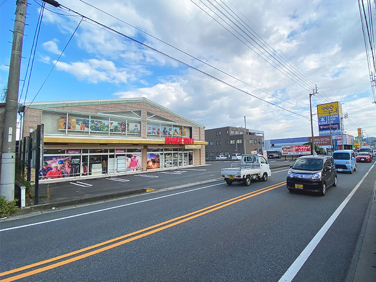 ワークウェイ新居浜店は四国の大動脈である国道11号線（讃岐街道）沿いの便利な立地